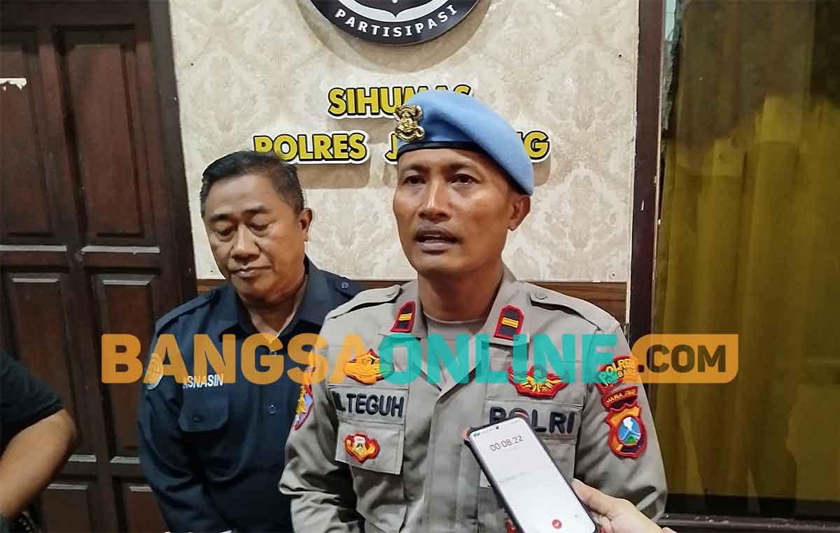 Kasi Propam Polres Jombang, Ipda Moh. Teguh, saat memberi keterangan. Foto: AAN AMRULLOH/BANGSAONLINE