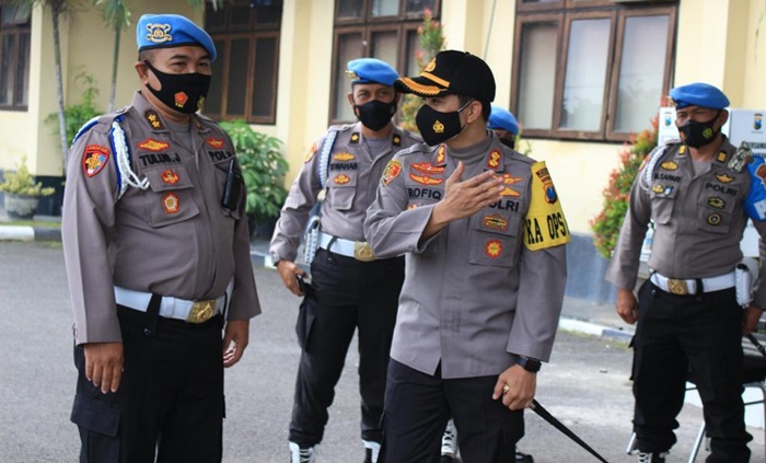 Kapolres Pasuruan AKBP. Rofiq Tipto Himawan mendampingin Kasubbidprovos Bidpropam Polda Jatim AKBP Tulus Juswantoro, saat meninjau pemeriksaan senpi di Mapolres Pasuruan.