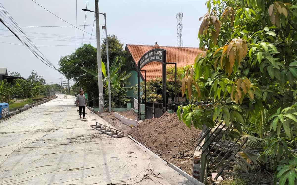 Proyek betonisasi Jalan Banjarsari-Damarsih, Sidoarjo, yang hampir rampung. Foto: Ist