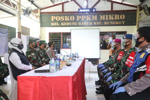 Gubernur Jatim Khofifah Indar Parawansa saat mendampingi  Panglima TNI Marsekal TNI Hadi TJahjanto, Kamis (11/2/2021). Foto: ist 