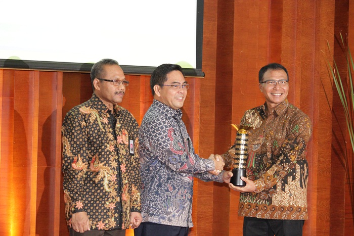 Sekretaris Jenderal Kementerian Perindustrian Haris Munandar serahkan penghargaan kepada Direktur Produksi PG I Ketut  PG.