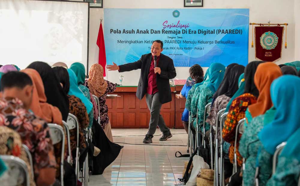 Sosialisasi pola asuh anak dan remaja di era digital (Paaredi) di Aula Panti PKK Kota Kediri. Foto: Ist.