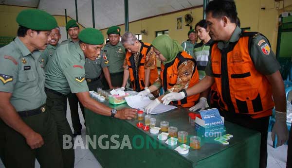 Kodim Jombang gelar test urine bagi prajurit. (ft: ony/dio/ BANGSAONLINE)