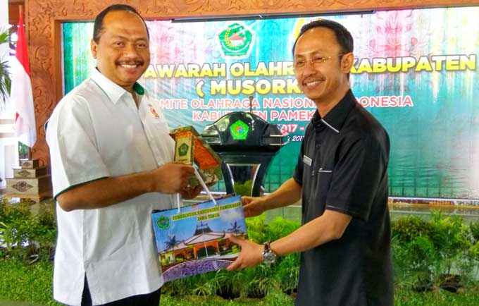 Bupati Pamekasan Achmad Syafii memberikan kenang-kenangan kepada perwakilan KONI Jatim. foto: ERI SUGIANTO/ BANGSAONLINE