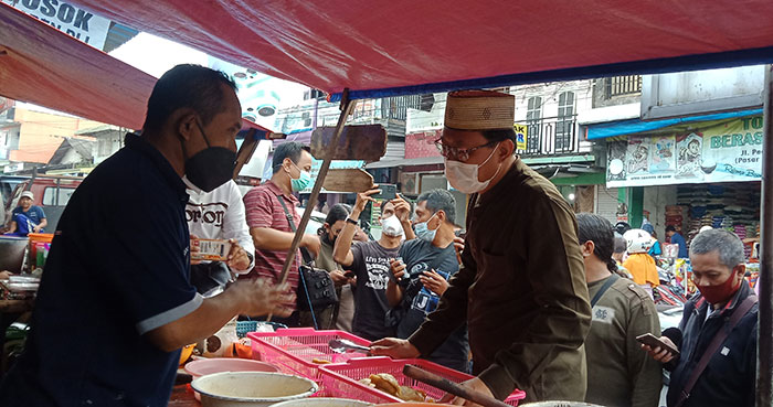 Ketua DPRD Kabupaten Pasuruan, Sudiono Fauzan, saat membagikan minyak goreng untuk pedagang.
