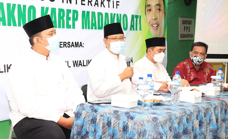 Wali Kota dan Wakil Wali Kota Pasuruan Gus Ipul - Mas Adi saat menghadiri peringatan Hari Lahir Muslimat Nahdlatul Ulama (NU) ke-75 Tahun di Aula PCNU Lantai 2 Kota Pasuruan, Sabtu (28/3).