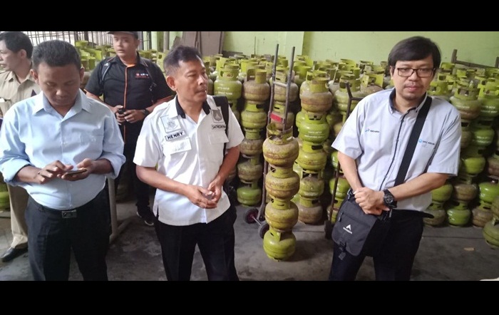 Petugas saat melakukan sidak ke salah satu agen elpiji di Kota Kediri. Foto: ARIF K/BANGSAONLINE

