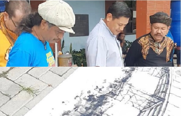 Wali Kota Kediri Abdullah Abu Bakar (tengah) saat mengamati gambar-gambar para seniman. (Foto: Ist.)