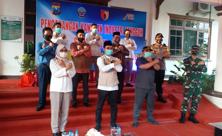 Bupati Bangkalan Abdul Latif Imron bersama Forpimda dan Direktur PT. Adiluhung Saranasegara Indonesia Anita Puji Utami saat launching Industri Tangguh Semeru Covid-19.