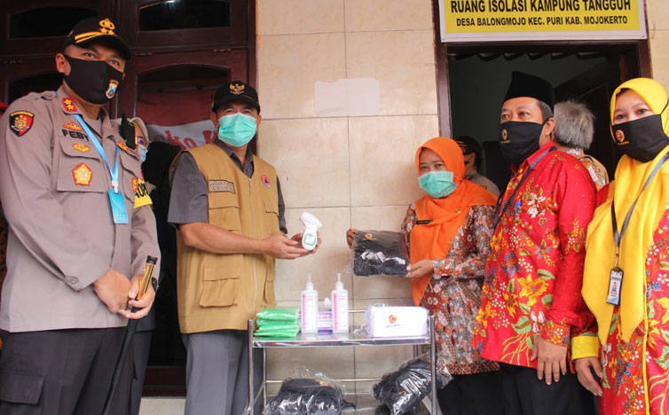 Bupati Pungkasiadi dan Kapolres menerima bantuan penanganan Covid 19 dari Pelindo III.