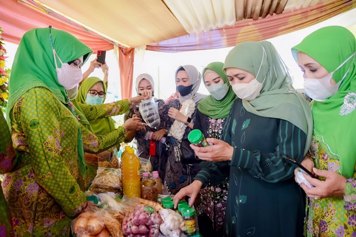 Gubernur Jawa Timur Khofifah Indar Parawansa menngajak ibu-Ibu yang tergabung dalam Muslimat NU Sidoarjo untuk ikut meningkatkan sektor ekonomi melalui UMKM.