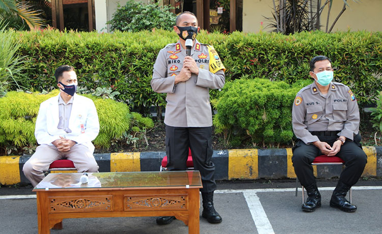 Kapolres Kediri Kota, AKBP Miko Indrayana saat memberi arahan kepada anggotanya. (foto: ist).