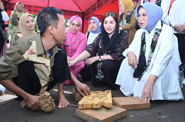 Fatma Saifullah Yusuf saat kunjungan ke Trenggalek. (Ist)