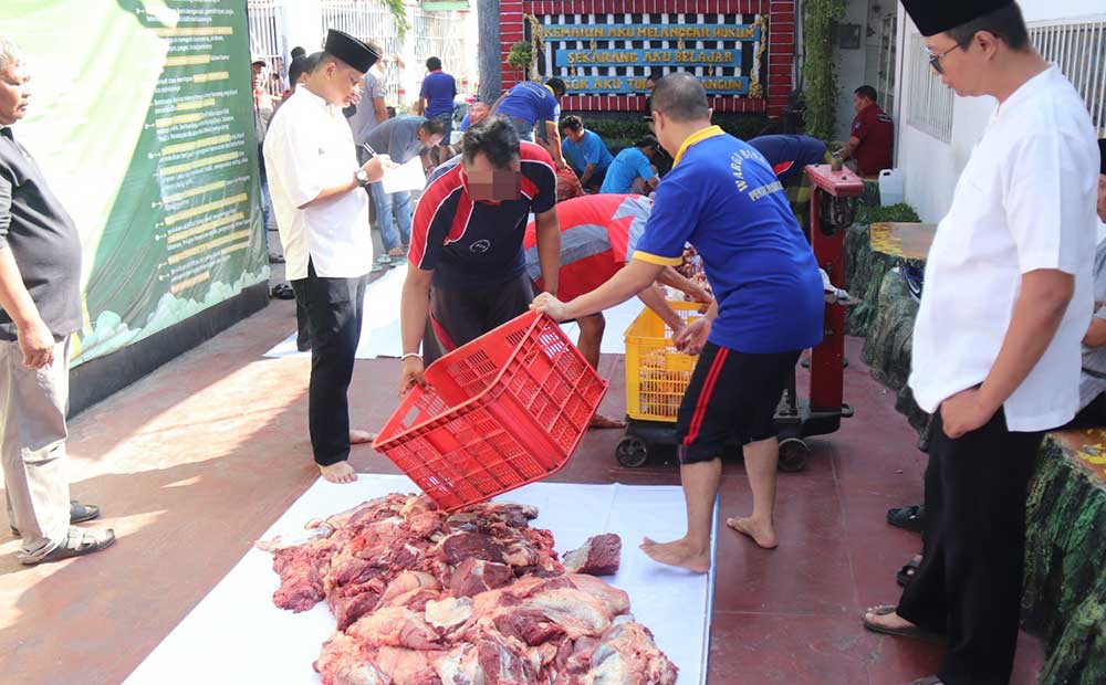 Petugas Lapas Kediri saat mengawasi warga binaan yang sedang ikut memotong hewan kurban. Foto: Ist.