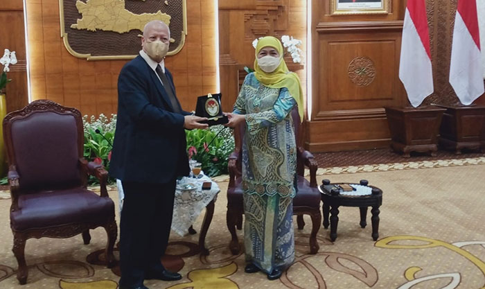 Gubernur Jatim, Khofifah Indar Parawansa, saat menerima Dubes Indonesia untuk Rumania merangkap Republik Moldova, M Amhar Azeth. Foto: DEVI FITRI AFRIYANTI/BANGSAONLINE