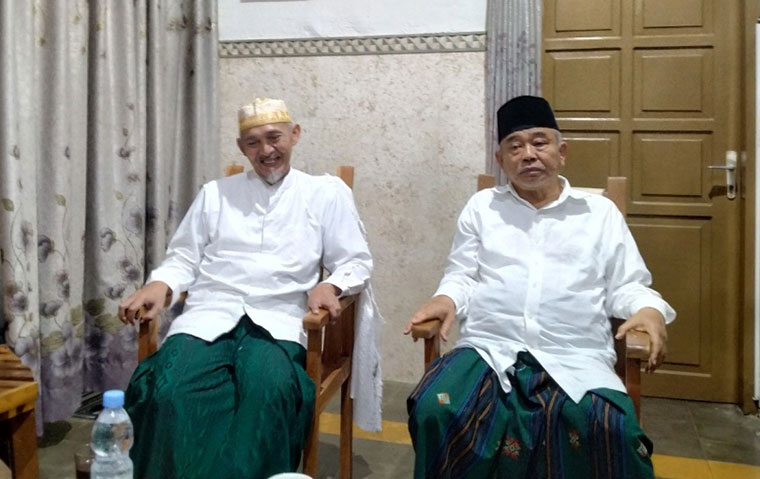 Prof. Dr. KH. Asep Saifuddin Chalim, M.A., saat silaturahim ke KH Kafabih Mahrus Ali, di Ndalem Kasepuhan Pondok Pesantren Lirboyo Kediri, Selasa (25/5/2021). foto: mma/ bangsaonline.com