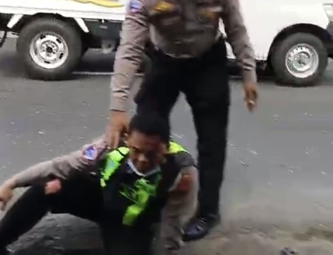 Tangkapan layar usai Aipda Z tertabrak mobil pick up