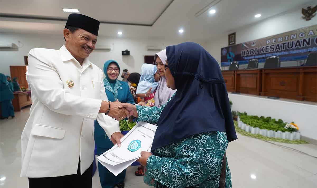 Wali Kota Madiun, Maidi, saat menyerahkan penghargaan di HKG PKK 2024.
