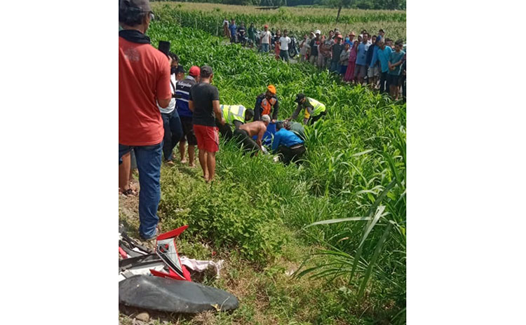 Saat korban kecelakaan akan dievakuasi. (foto: ist).