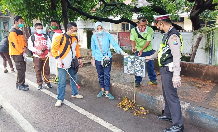 DLH Kota Probolinggo saat menggelar clean up dengan mengajak mitra lingkungan hidup.