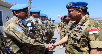 Kepala Staf TNI Angkatan Laut (Kasal) Laksamana TNI Dr. Marsetio saat mengunjungi Kontingen Garuda di Lebanon. foto: Puspen Mabes TNI untuk Bangsa Online