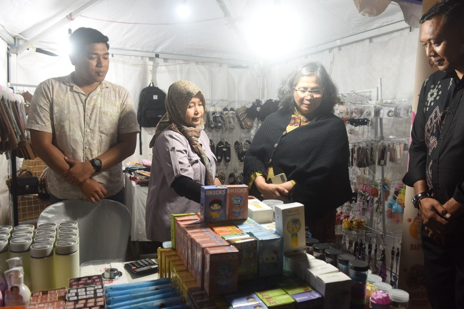  Wali Kota Kediri Zanariah saat keliling dan melarisi dagangan yang dijual, pada Festival Pasar Rakyat Mojoroto.