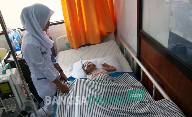 Nadine Maulidia saat dirawat di ruang HCU RSUD Jombang. foto: rony suhartomo/ BANGSAONLINE