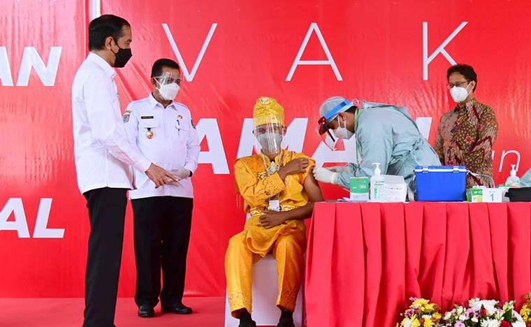 Presiden Jokowi meninjau pelaksanaan vaksinasi COVID-19 massal, di PT Bintan Inti Industrial Estate (BIIE), Kabupaten Bintan, Kepri, Rabu (19/05/2021). (Foto: BPMI Setpres/Muchlis Jr)