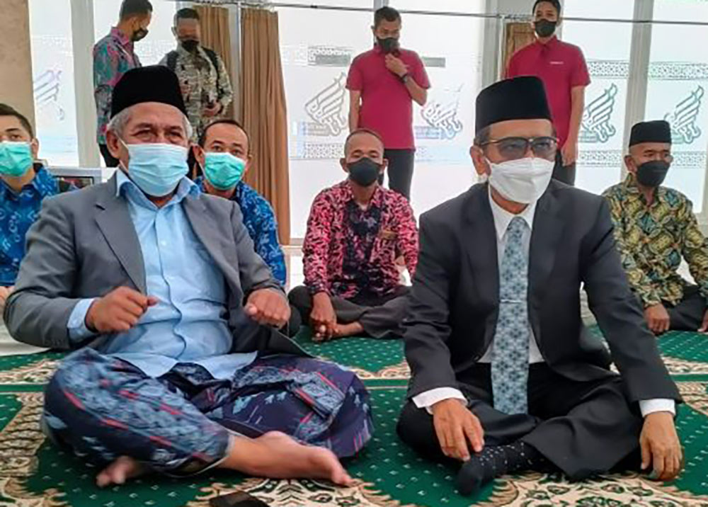 Dr KH Marzuki Mustamar dan Prof Dr Mahfud MD dalam acara nikah keponakannya di Masjid Ulul 