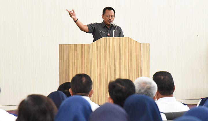 Sekdaprov Heru Tjahjono saat memberikan pengarahan pegawai Dinas Perhubungan Prov. Jatim di Jl. A. Yani Surabaya, Senin (24/2). foto: ist.