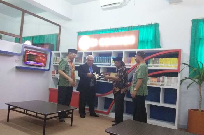 Kepala BI Djoko Raharto didampingi yayasan Uniska Kediri saat meninjau BI Corner di ruang perpustakaan. Foto: ARIF KURNIAWAN/BANGSAONLINE