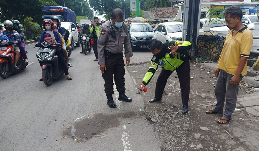 Personel dari Satlantas Polresta Sidoarjo saat olah TKP kecelakaan truk di Jalan Raya Seruni.