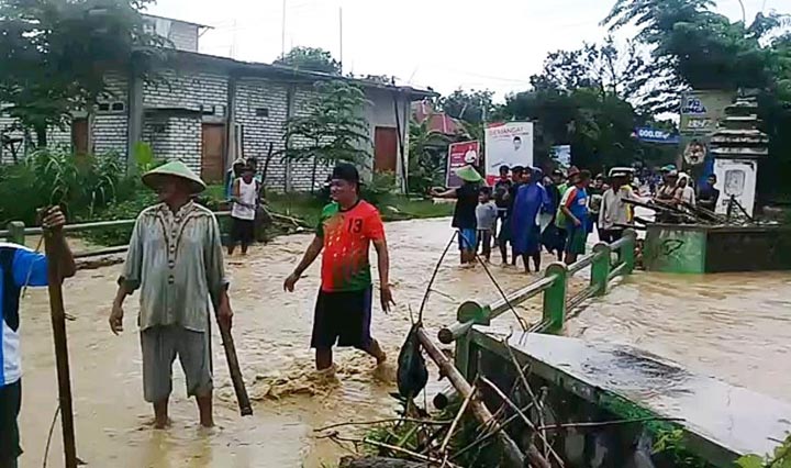 Luapan air sungai avur di Desa Pucangan, Kecamatan Palang juga meluber menggenangi jalan poros desa.