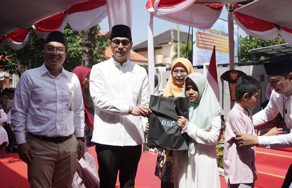 Bupati Tuban, Aditya Halindra Faridzky secara simbolis memberikan santunan pada penerima manfaat. (Ist)
