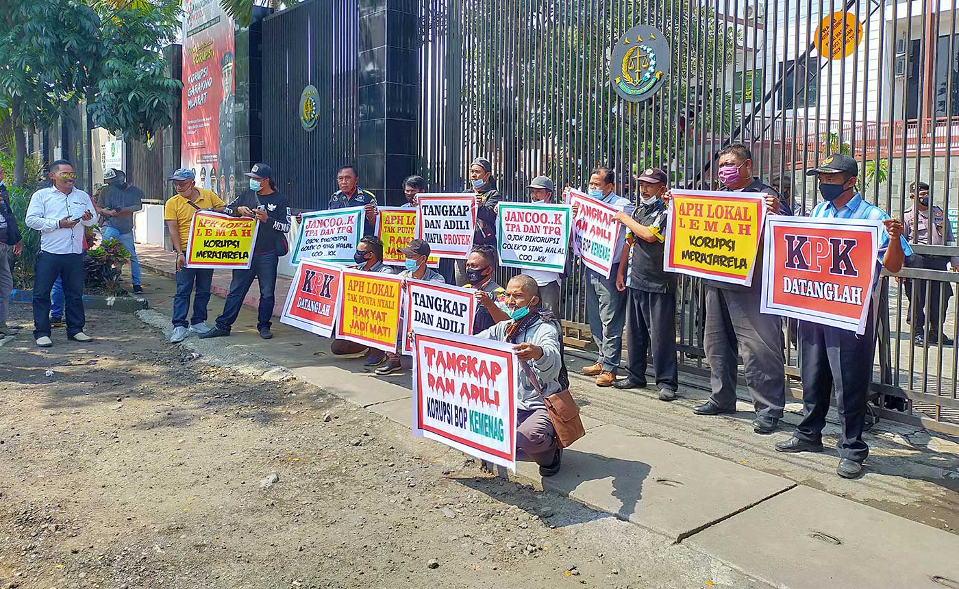 Sejumlah warga menggelar demo di Kantor Kejari Bangil menuntut kasus korupsi BOP Kemenag diusut tuntas.