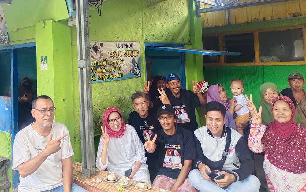 Calon Bupati Lumajang, Indah Amperwati, saat ngopi bareng bersama warga.
