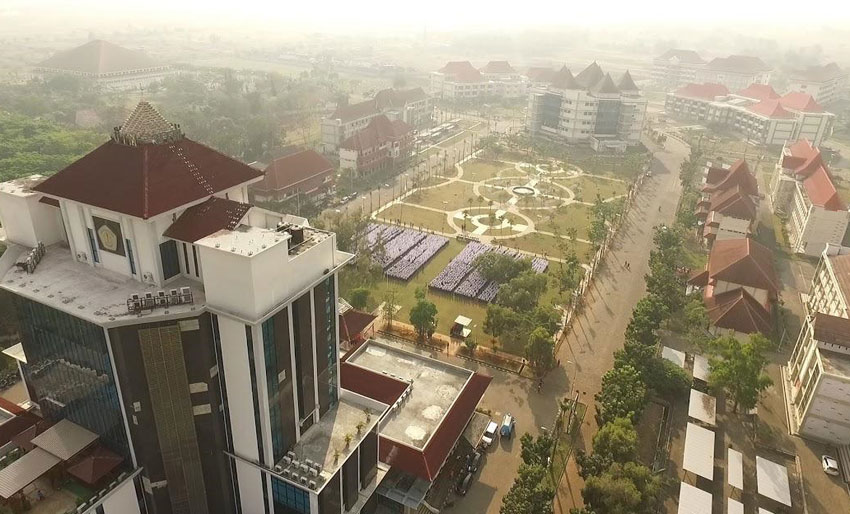 Universitas Trunojoyo Madura (UTM) di Kabupaten Bangkalan.