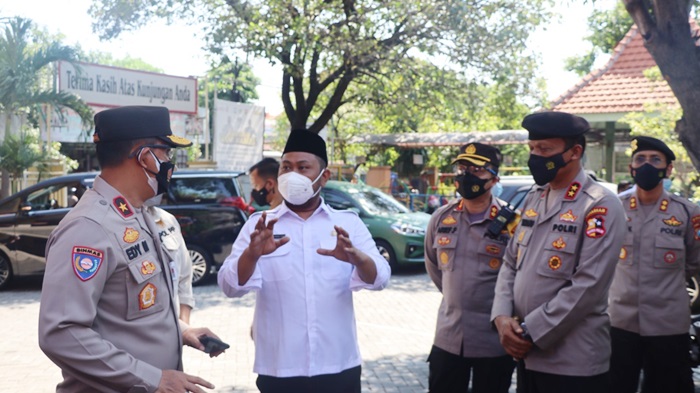Bupati Gresik Gus Yani didampingi Kapolres AKBP Arief Fitrianto saat menjelaskan penerapan PPKM Darurat di Gresik. foto: SYUHUD/BANGSAONLINE