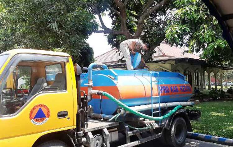 BPBD Kabupaten Kediri menyiapkan armada truk tanki untuk dropping air kepada warga yang membutuhkan. (foto: Kominfo)