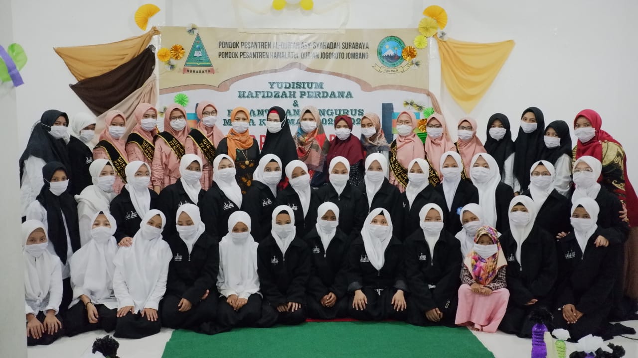Para santriwati Pondok Pesantren Al-Quran Asy-Syahadah Tambak Wedi Gang Lebar Blok H no 5 Kenjeran Surabaya saat diwisuda setelah lulus menghafal al-Quran 30 juz. Foto: ist/bangsaonline.com