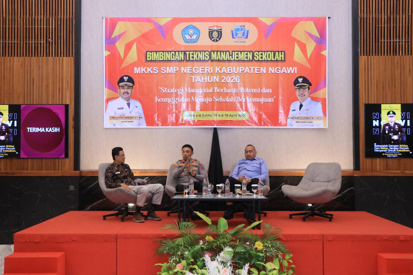 Kapolres Ngawi bersama Kajari saat memberikan materi di depan MKKS SMP
