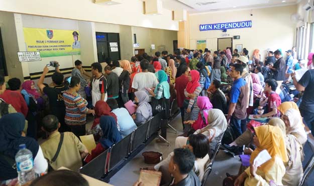 Suasana pengurusan dokumen di Dinas Kependudukan dan Catatan Sipil Kabupaten Jombang. foto: rony suhartomo/ BANGSAONLINE