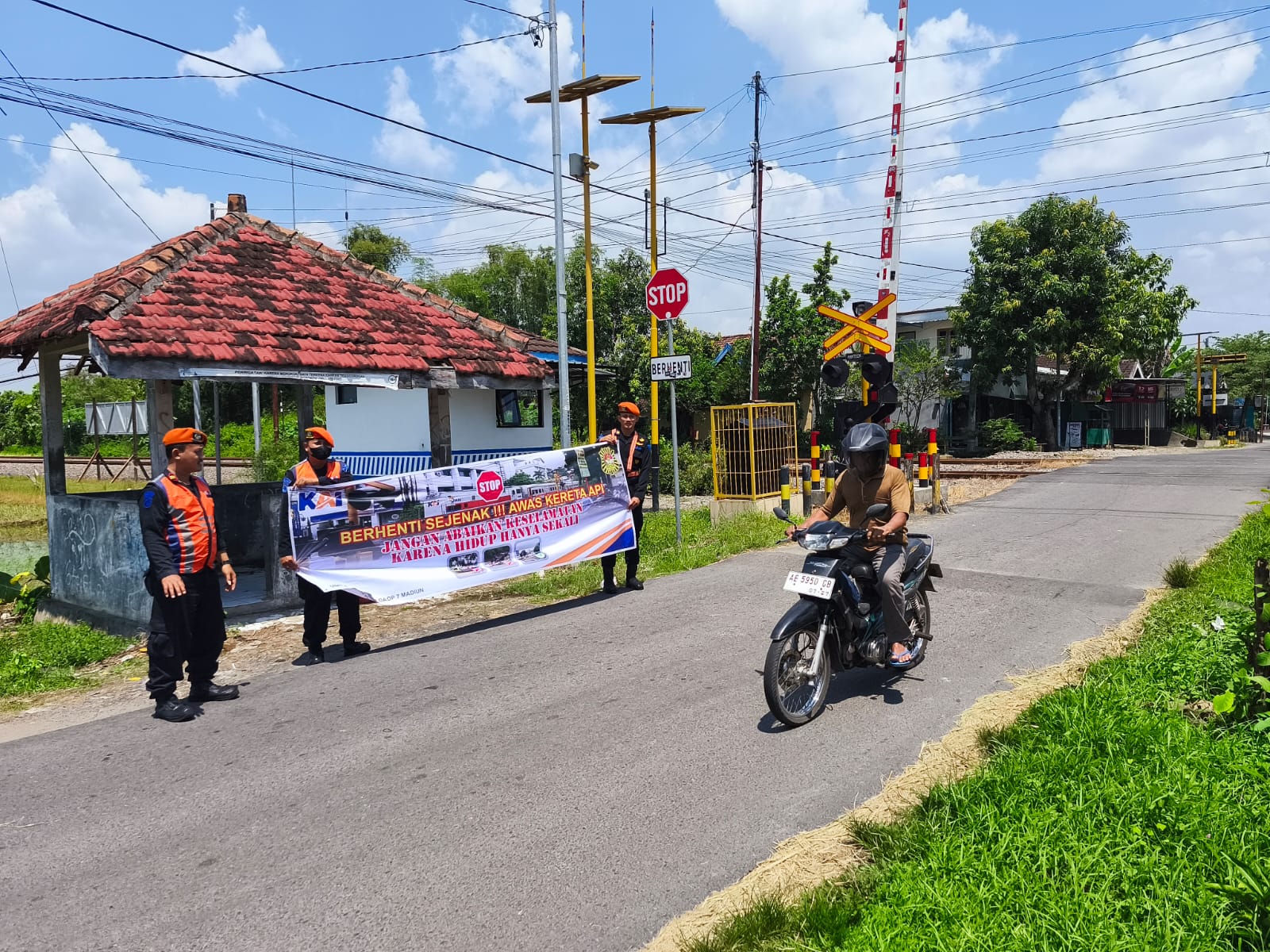 Sosialisasi keselamatan di perlintasan yang dilakukan KAI Daop 7 Madiun