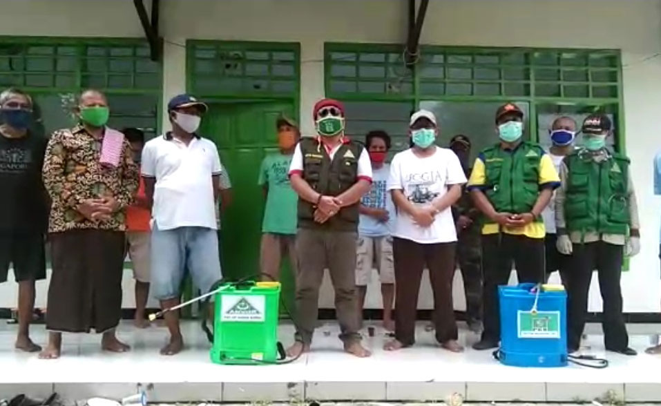 Warga Perum Gili Anyar dan perwakilan Puskesmas Kamal saat hendak melakukan penyemprotan disinfektan.