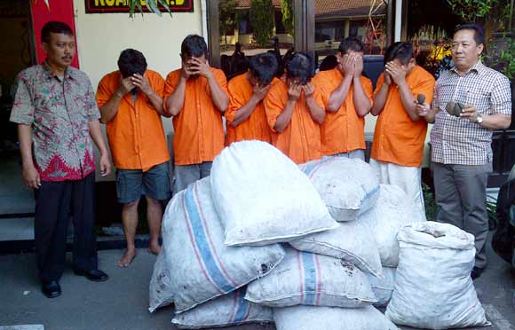 Keenam tersangka bersama Kasubag Humas Polres Tanjung Perak, AKP Djanu. foto: rusmiyanto/BANGSAONLINE 