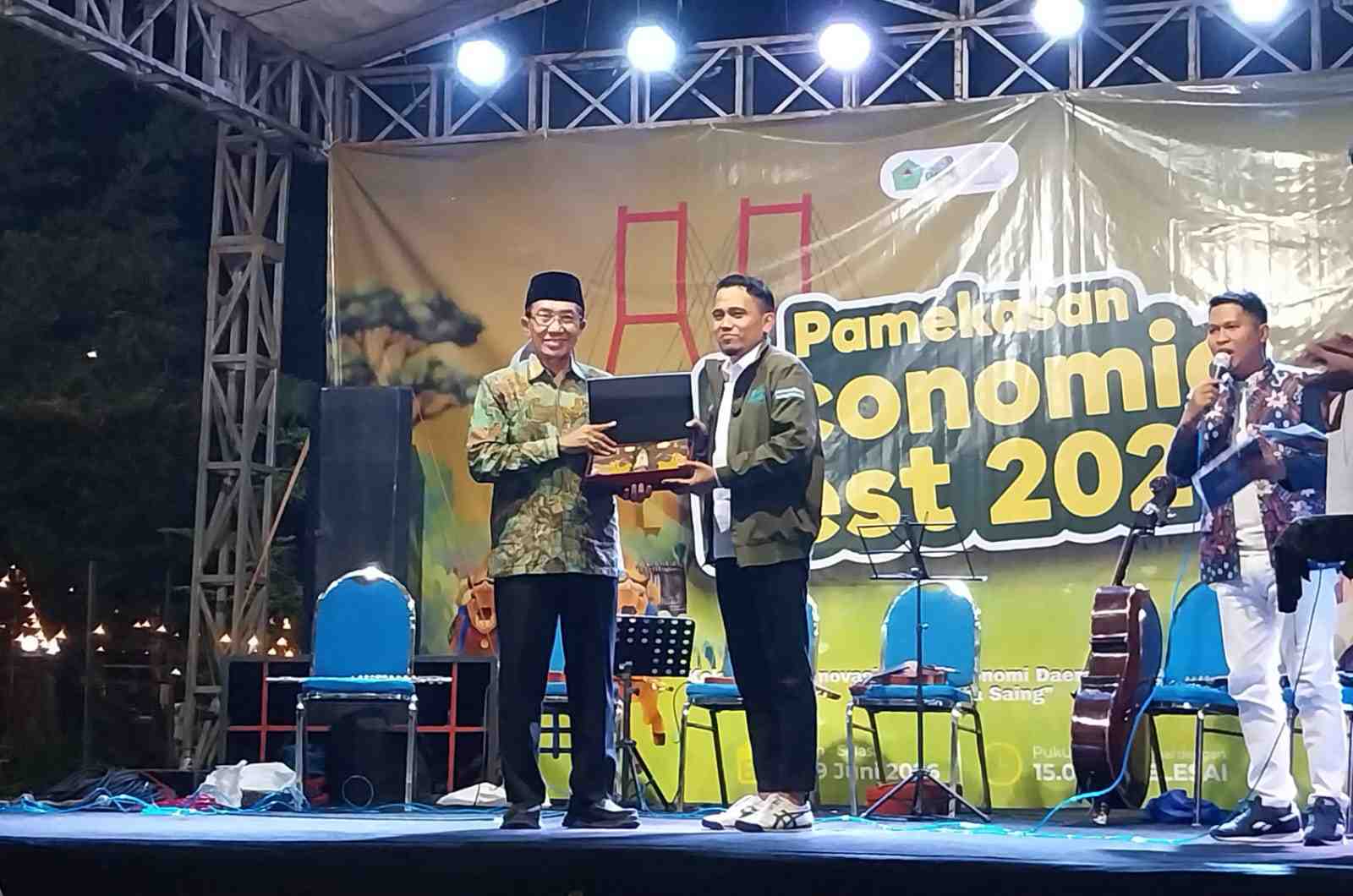 Ketua Umum BPC HIPMI Pamekasan, Ach. Kusyairi dan Bupati Pamekasan Kholilurrohman dalam acara pembukaan Economic Fest 2026, Senin (1/6/2026) malam. Foto: DIMAS/ BANGSAONLINE