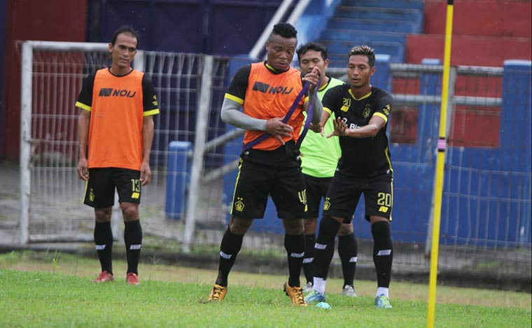 Pemain Persik Kediri saat berlatih di Stadion Brawijaya, Kota Kediri. (foto: ist.)