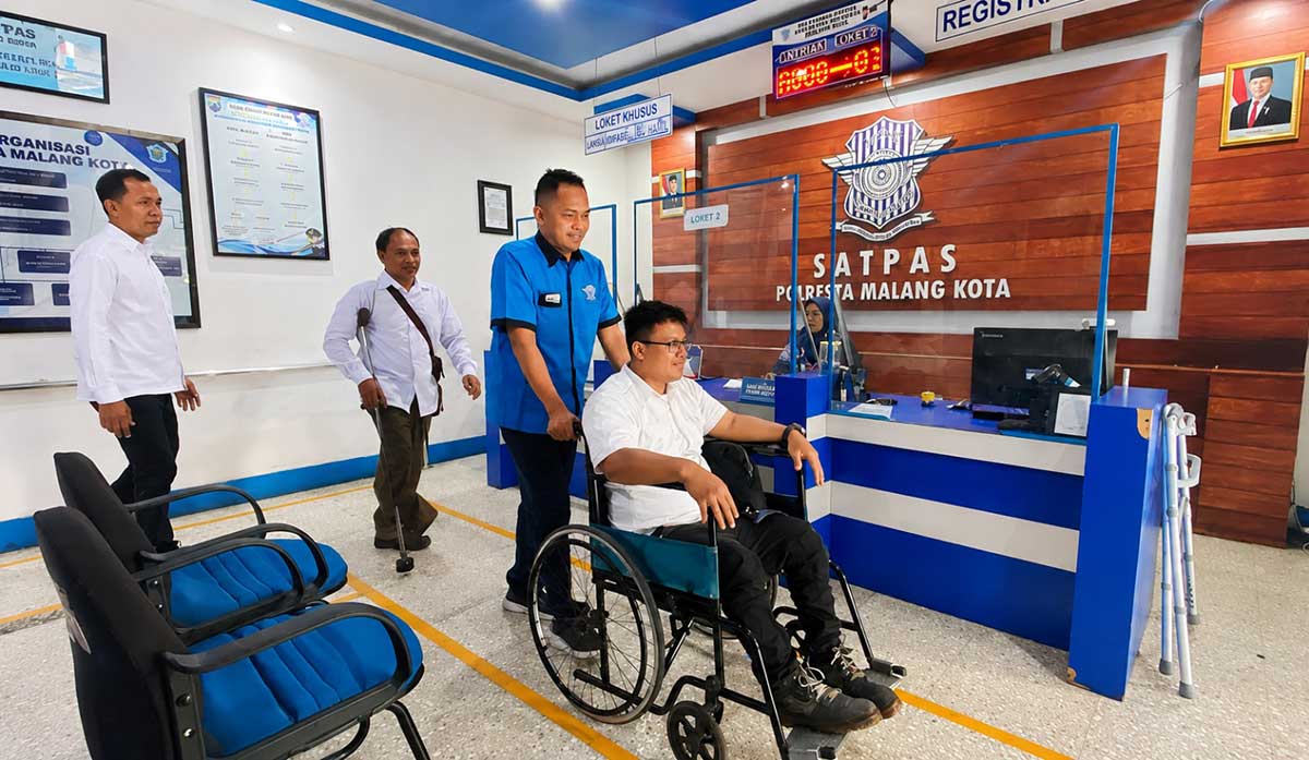 Layanan SIM inklusif untuk difabel yang dilakukan petugas dari Polresta Malang Kota.

