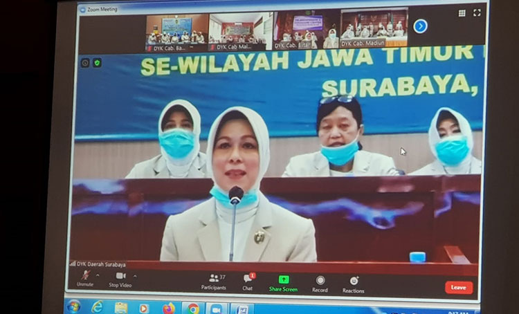Siti Rochani Herri Swantoro, Ketua Dharma Yukti Karini Jawa Timur saat memberikan arahan dan tatap muka secara virtual, Selasa (23/6/2020).