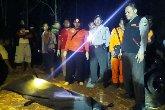 Petugas hendak mengevakuasi jasad korban ke RSUD Ngawi.